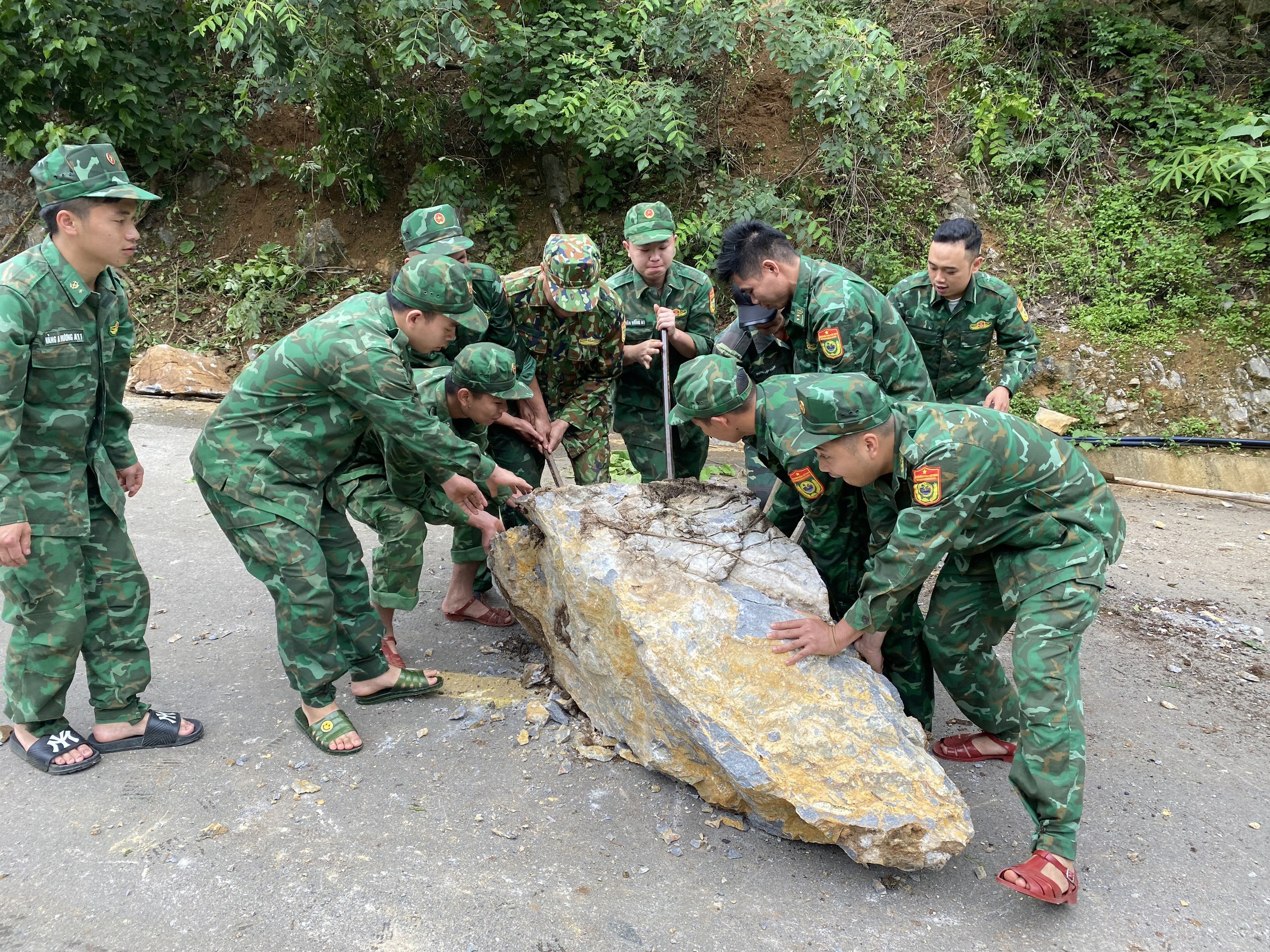 BĐBP Sơn La cùng đồng bào biên giới chủ động ứng phó, khắc phục hậu quả thiên tai- Ảnh 3.