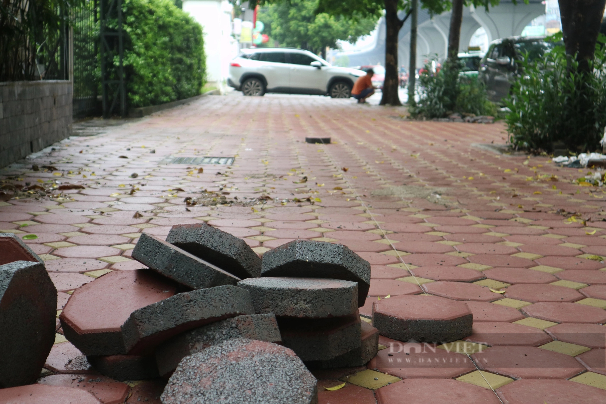 Không sử dụng đá tự nhiên, xuất hiện vỉa hè ở Hà Nội được lát bằng gạch bát giác truyền thống- Ảnh 5.