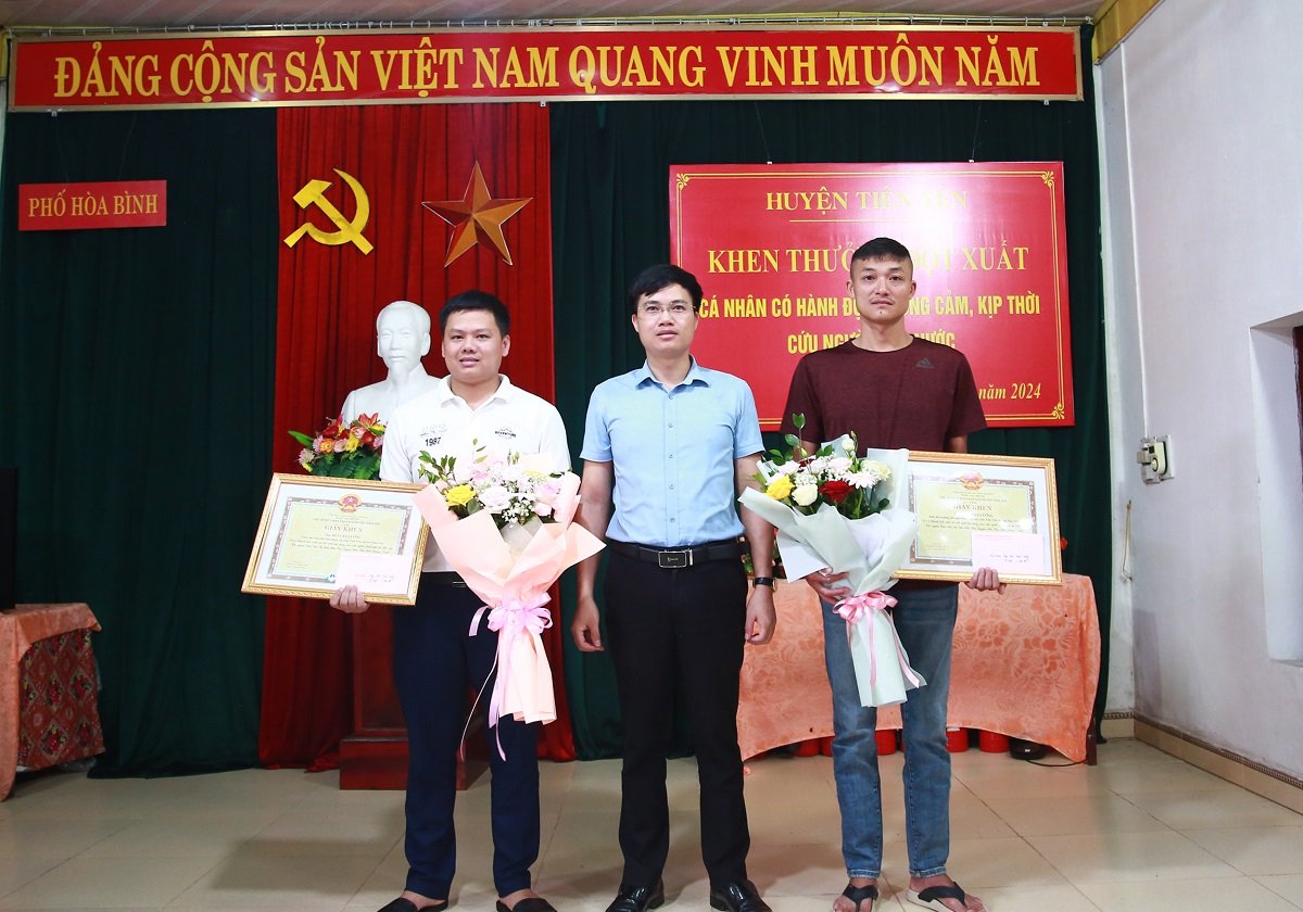 Quảng Ninh: Hai thanh niên liều mình lao xuống dòng nước cứu người bị lũ cuốn- Ảnh 1.