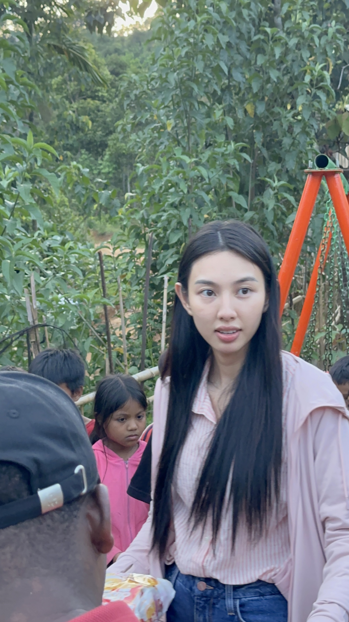 Hoa hậu Thùy Tiên xinh đẹp giản dị bên Quang Linh Vlogs trong ngày "mang điện lên vùng cao"- Ảnh 1.