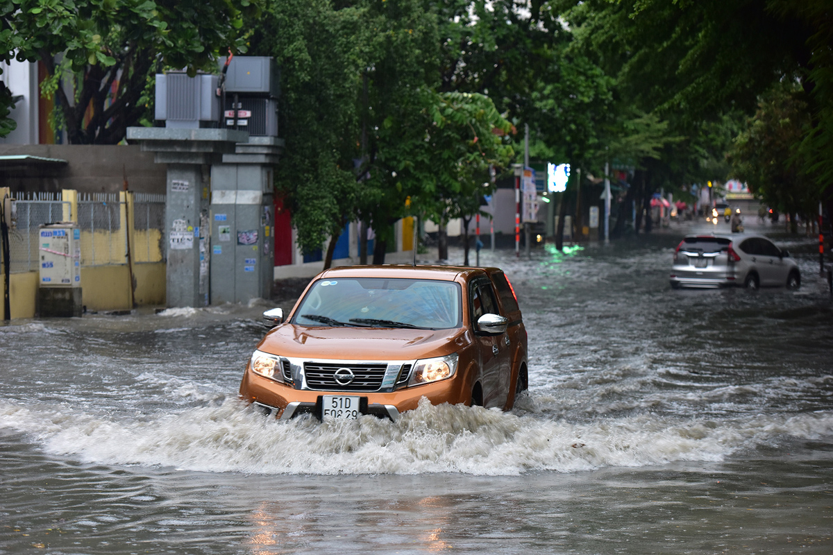Sài Gòn cứ mưa là ngập, ô tô cần kiểm tra những gì- Ảnh 1.