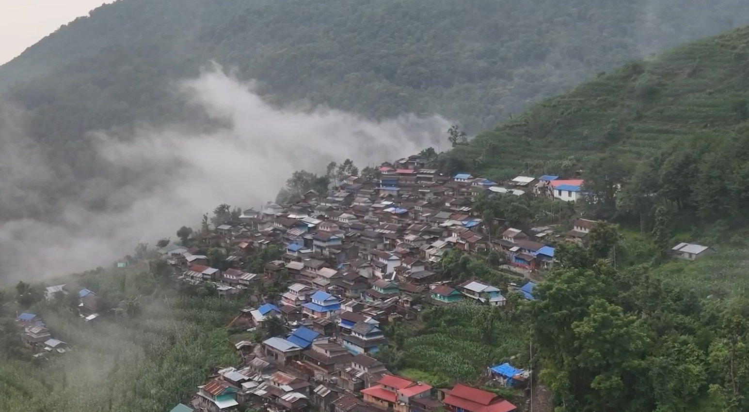 Cận cảnh nghề săn mật ong bên vách núi dựng đứng ở Nepal, có người bị ong đốt ngã gục- Ảnh 1.