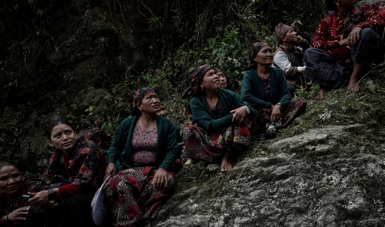 Cận cảnh nghề săn mật ong bên vách núi dựng đứng ở Nepal, có người bị ong đốt ngã gục- Ảnh 13.