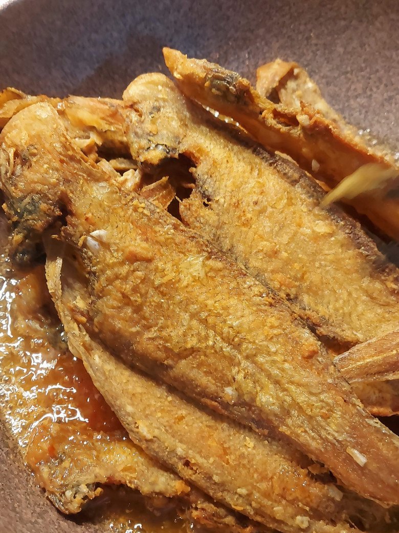 Cách làm cá rim mắm tỏi ớt thơm ngon, đậm đà, cơm nấu nồi đầy cũng hết- Ảnh 2.