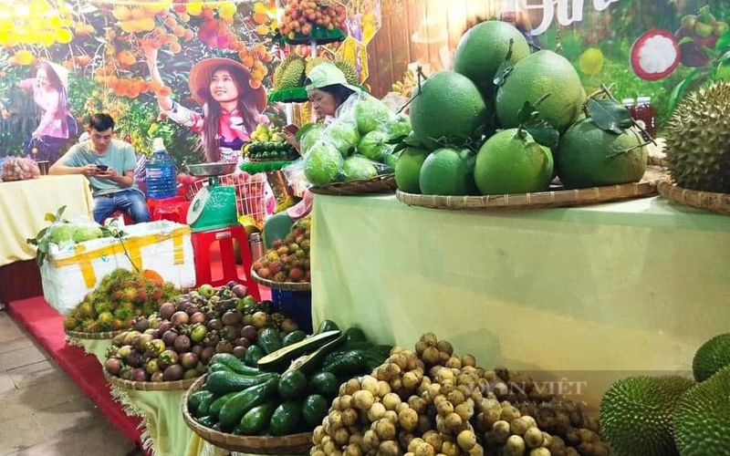 Lễ hội Trái cây Long Khánh năm 2023, nông dân đã bán hàng trăm tấn trái cây đặc sản địa phương. Ảnh: T.L