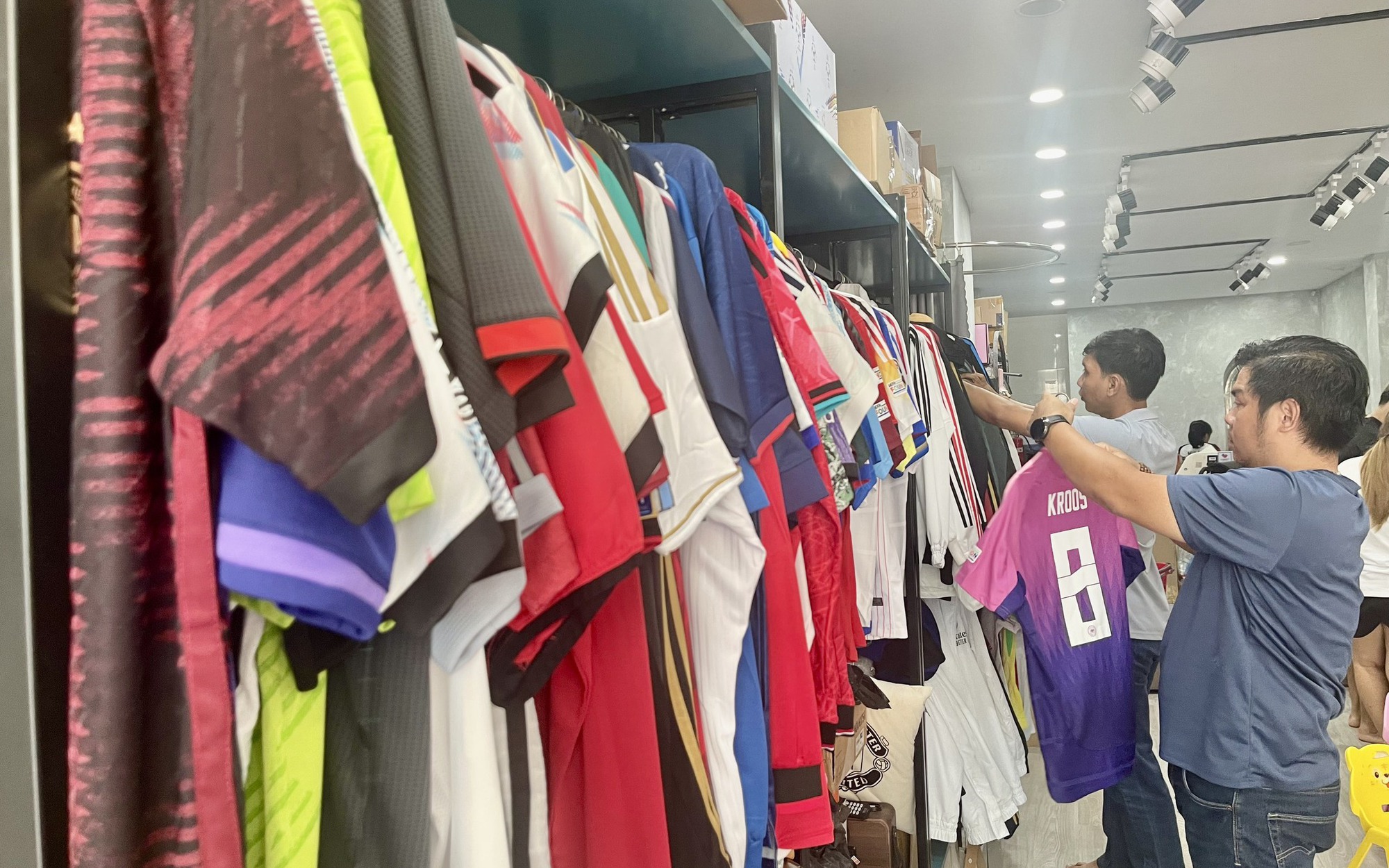 EURO 2024 sắp khai mạc, các cửa hàng thể thao Sài Gòn đua doanh số