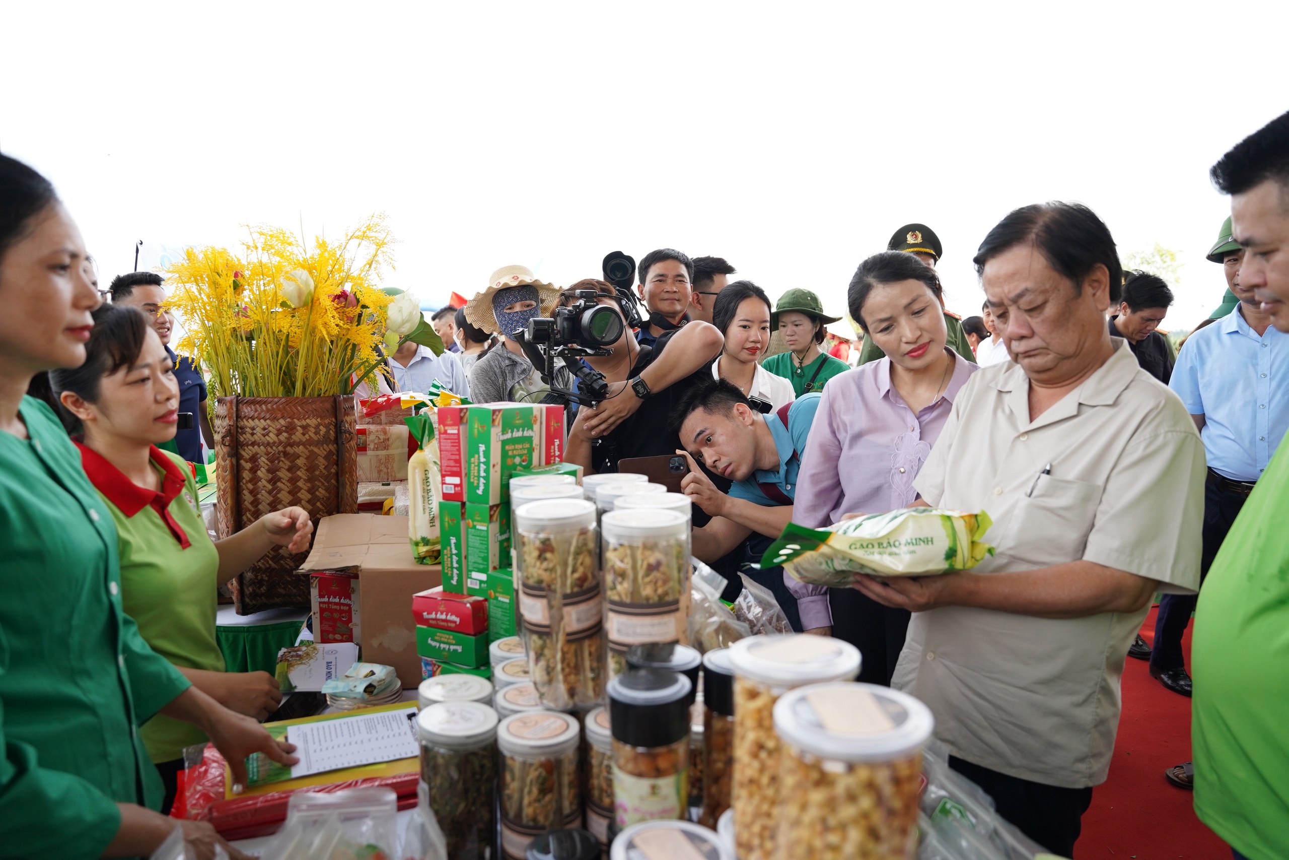 Một huyện của tỉnh Hải Dương, tổ chức ngày hội cho cây lúa, con rươi, Bộ trưởng Bộ NNPTNT đến tận nơi xem- Ảnh 4.