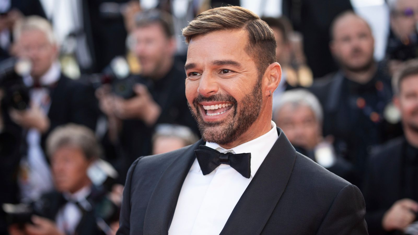 "Vua nhạc Latin" Ricky Martin: "Brad Pitt có sợ bị đóng khung là trai thẳng không?"- Ảnh 1.