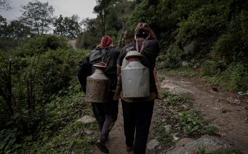 Cận cảnh nghề săn mật ong bên vách núi dựng đứng ở Nepal, có người bị ong đốt ngã gục- Ảnh 14.