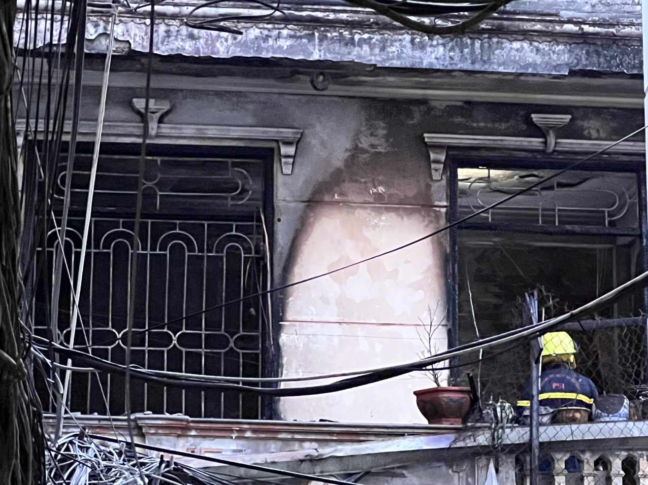 Cháy nhà dân lúc rạng sáng ở ngõ Trại Cá, phố Trương Định, Hà Nội- Ảnh 1.