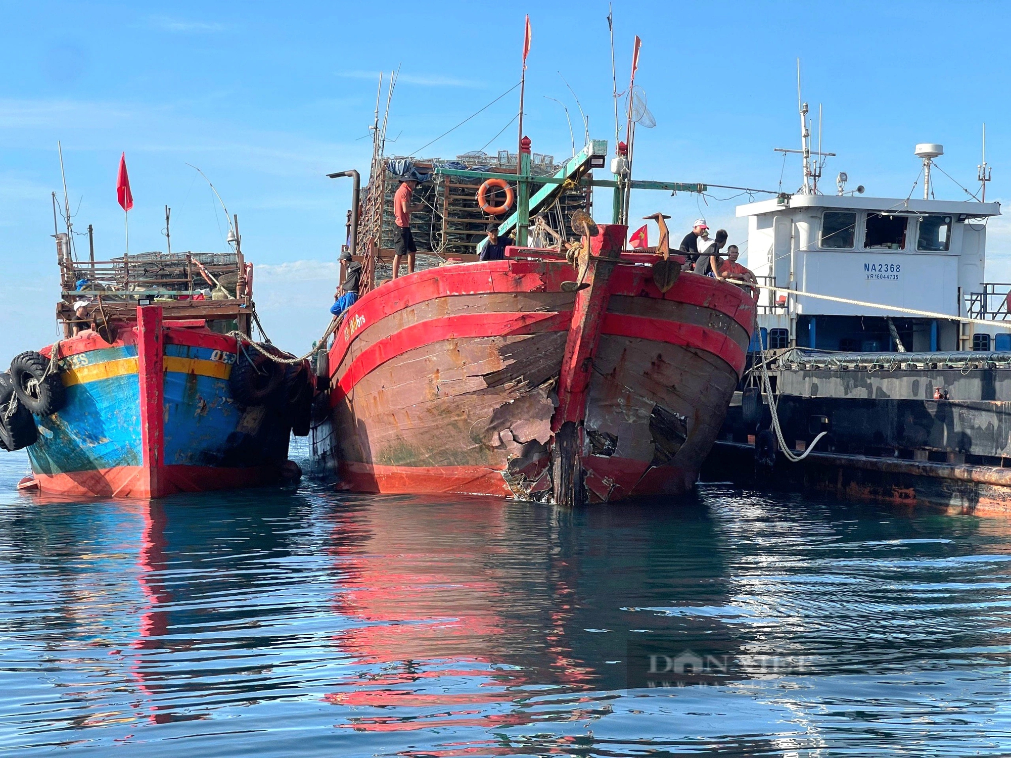 Quảng Bình: Tàu hàng va tàu cá, 8 ngư dân được cứu sống- Ảnh 1.