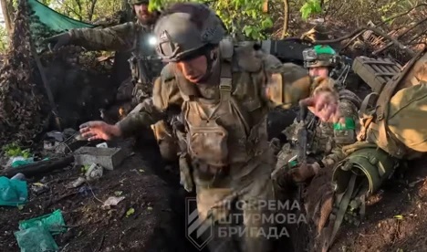 Lữ đoàn tinh nhuệ Ukraine bắt sống hàng chục binh sĩ Nga trong cuộc phản công ở Kharkov- Ảnh 1.