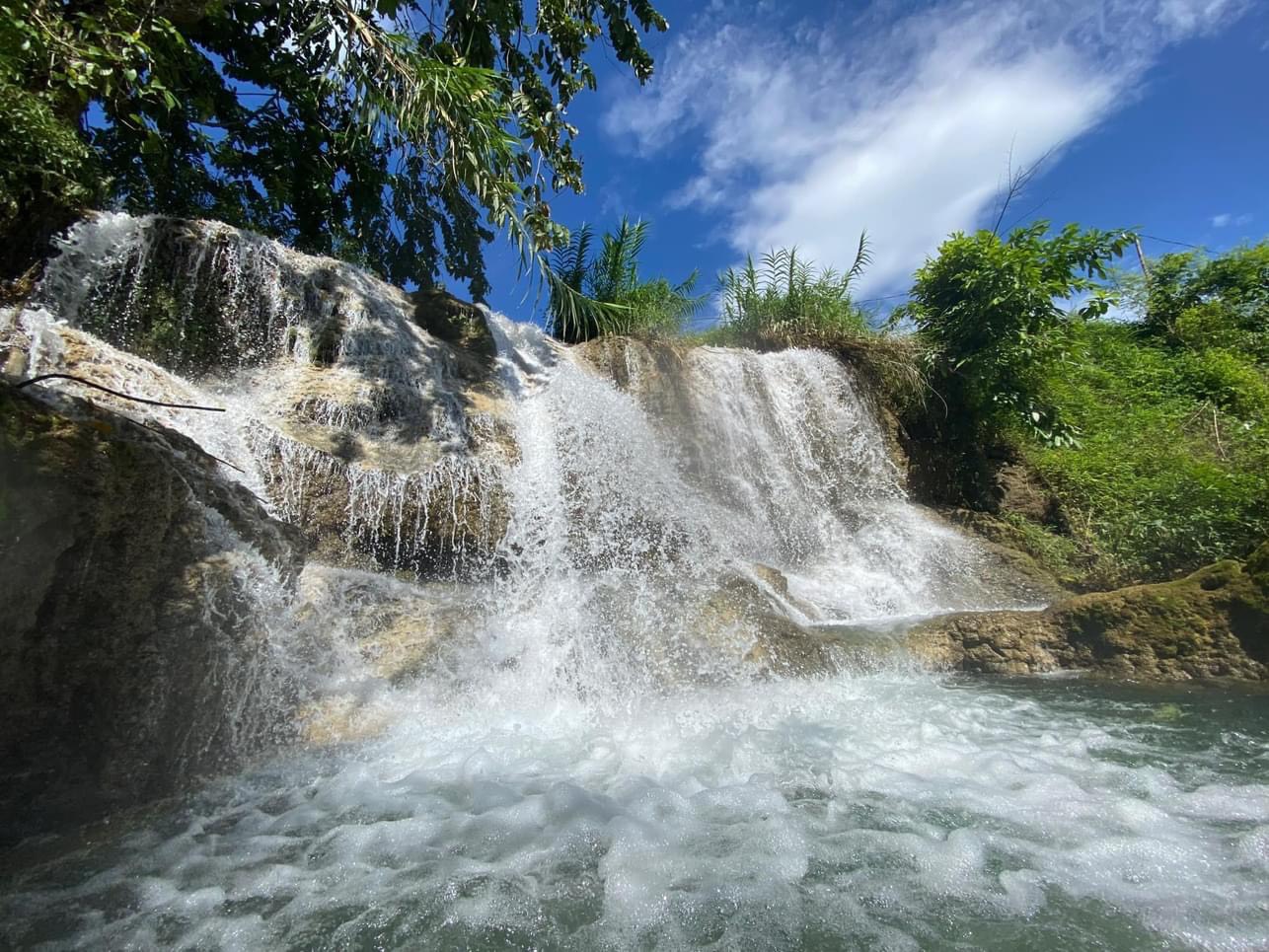 Tránh oi bức Hà Nội, thác nước 5 tầng tuyệt đẹp du khách không nên bỏ lỡ tại Hòa Bình- Ảnh 1.