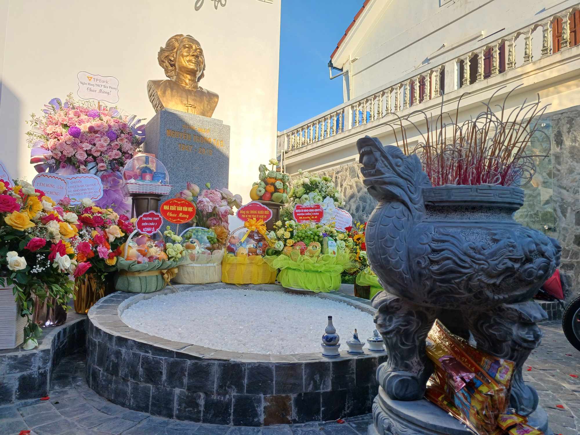 Nghẹn ngào khi “gặp lại” nhà thơ - nhạc sĩ Nguyễn Trọng Tạo tại khu tưởng niệm ở quê nhà- Ảnh 1.