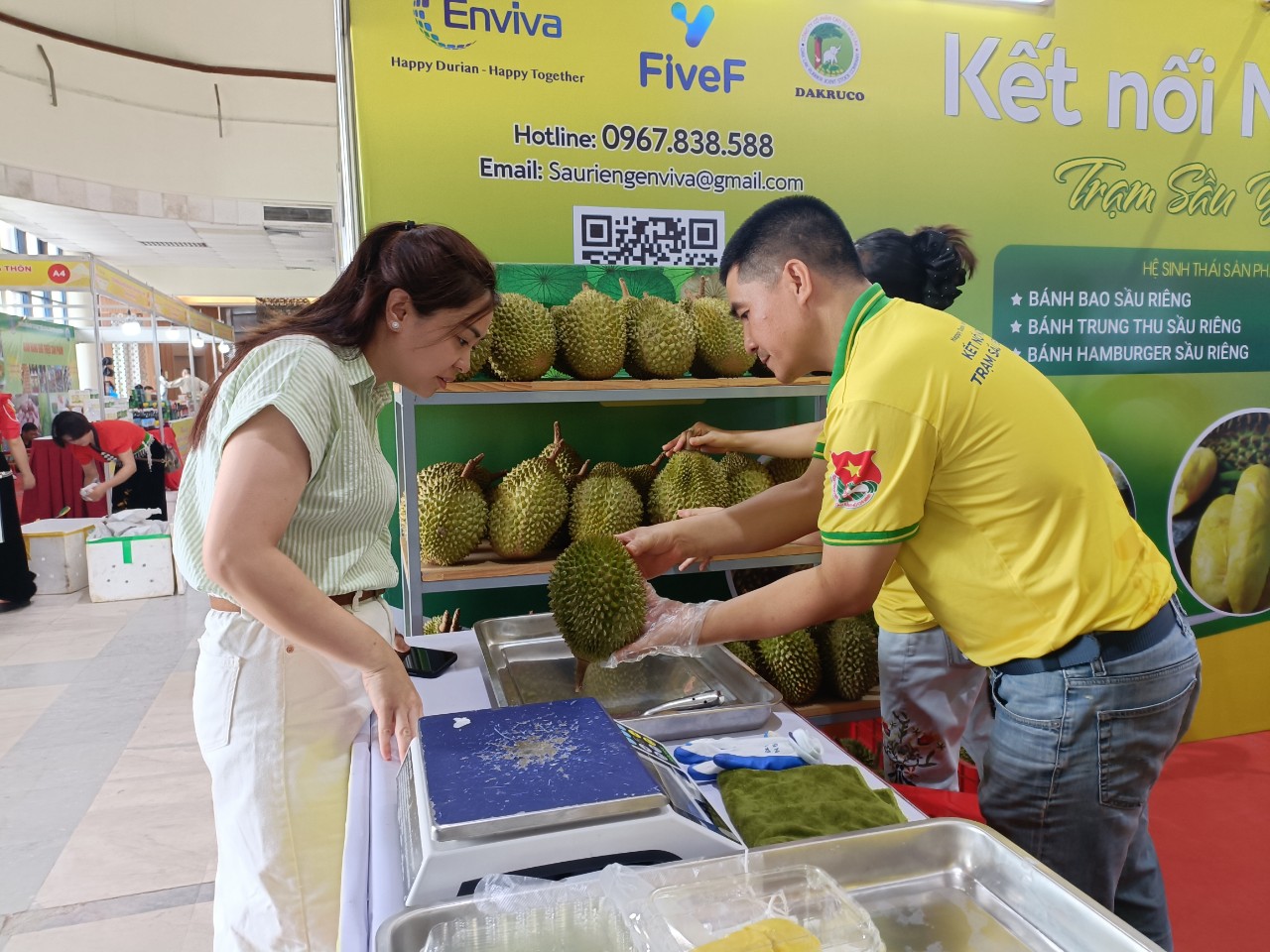 Một phiên chợ đang diễn ra ở Hà Nội, bán toàn trái cây đặc sản, sầu riêng Musangking hút khách nhất- Ảnh 7.