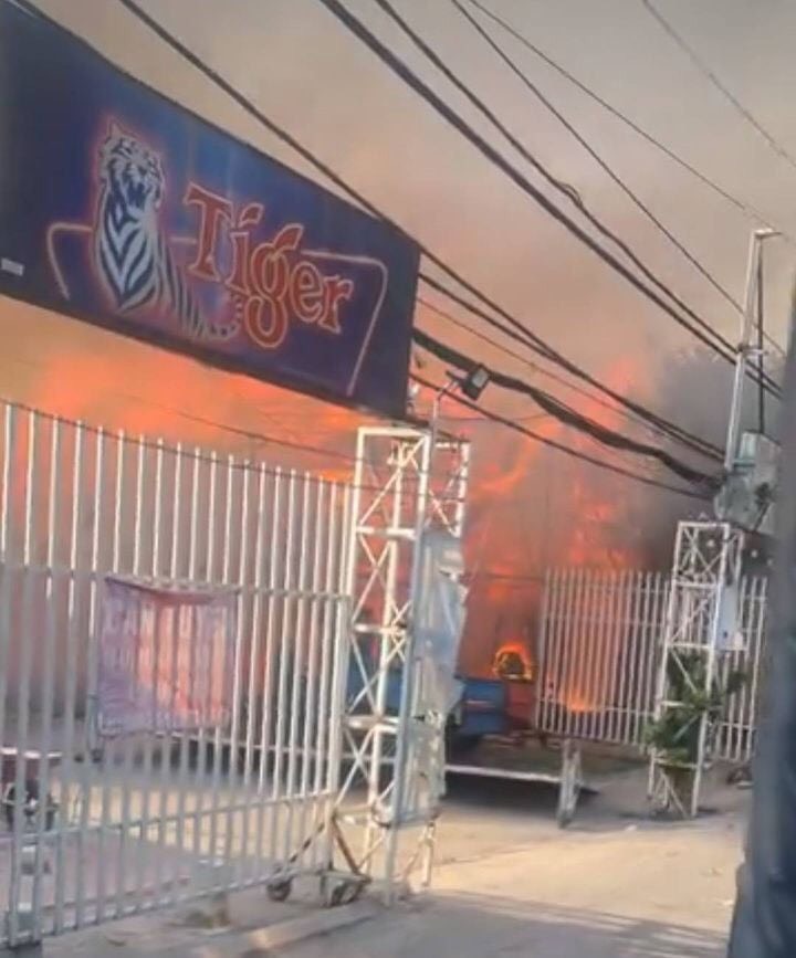Cháy bãi xe ở huyện Bình Chánh, TP.HCM khi các công nhân đang hàn xì bên trong- Ảnh 1.