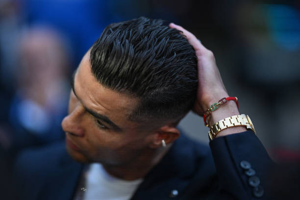 Ronaldo đeo bùa may mắn đến Đức- Ảnh 1.