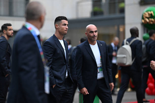 Ronaldo đeo bùa may mắn đến Đức- Ảnh 10.