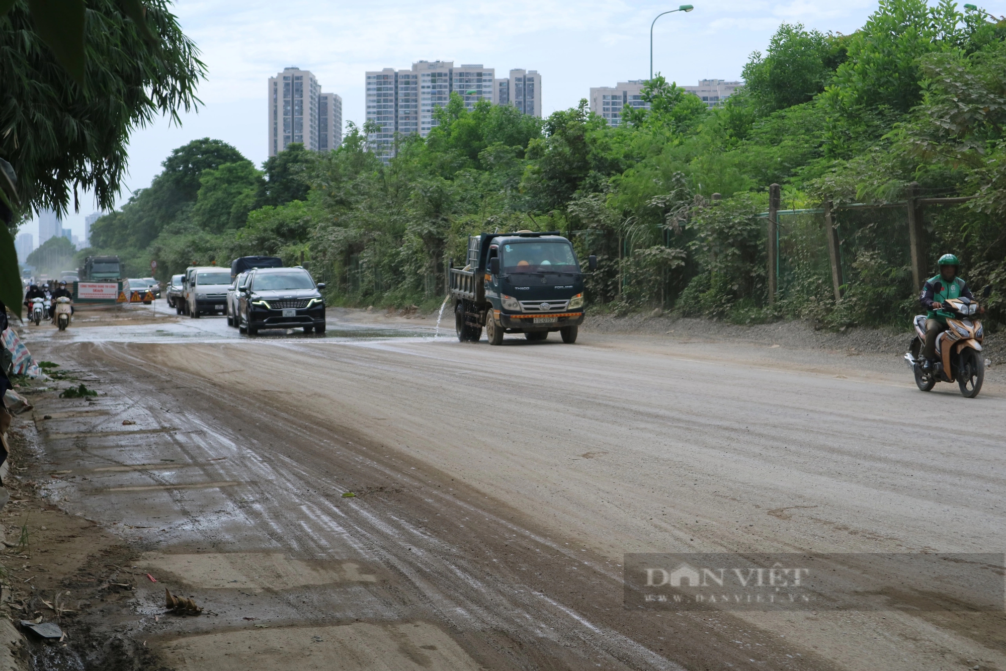 Đường gom đại lộ Thăng Long khi bụi mù mịt, lúc bùn đất lầy lội khiến người dân ngán ngẩm- Ảnh 7.