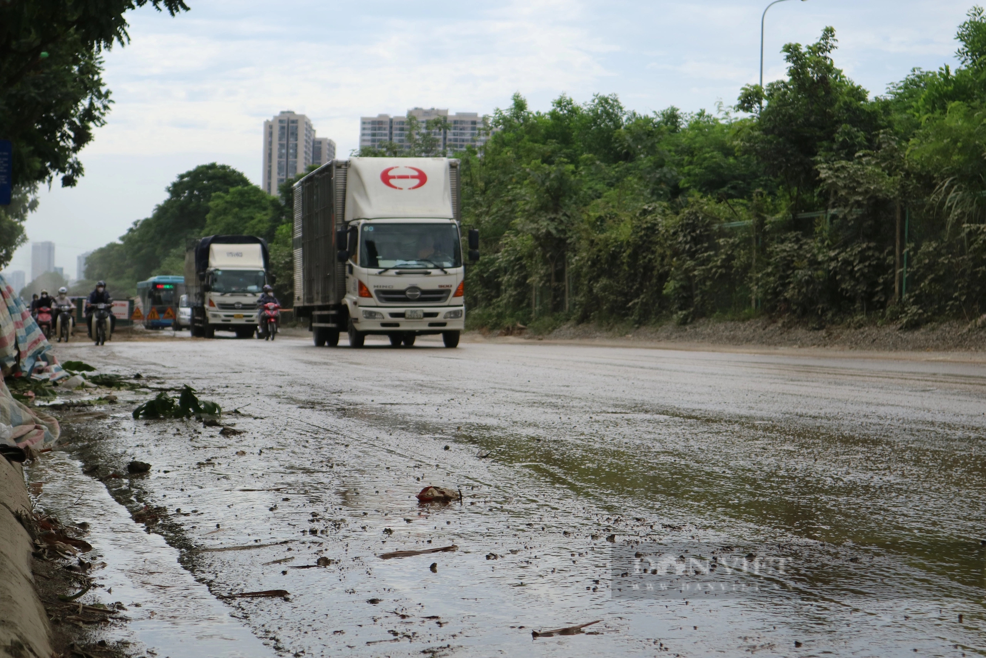 Đường gom đại lộ Thăng Long khi bụi mù mịt, lúc bùn đất lầy lội khiến người dân ngán ngẩm- Ảnh 9.