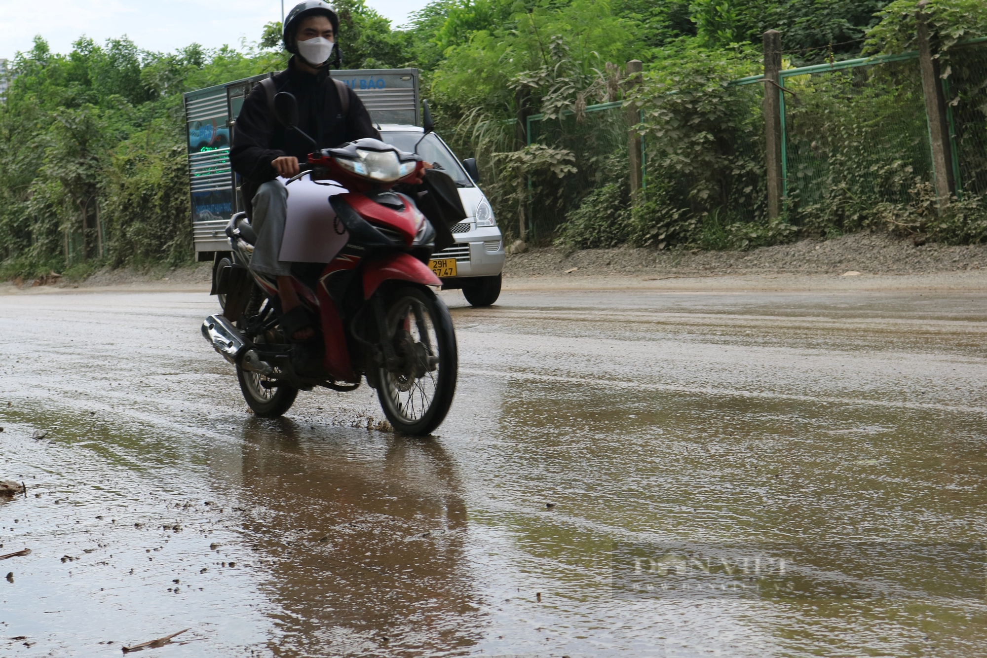 Đường gom đại lộ Thăng Long khi bụi mù mịt, lúc bùn đất lầy lội khiến người dân ngán ngẩm- Ảnh 10.