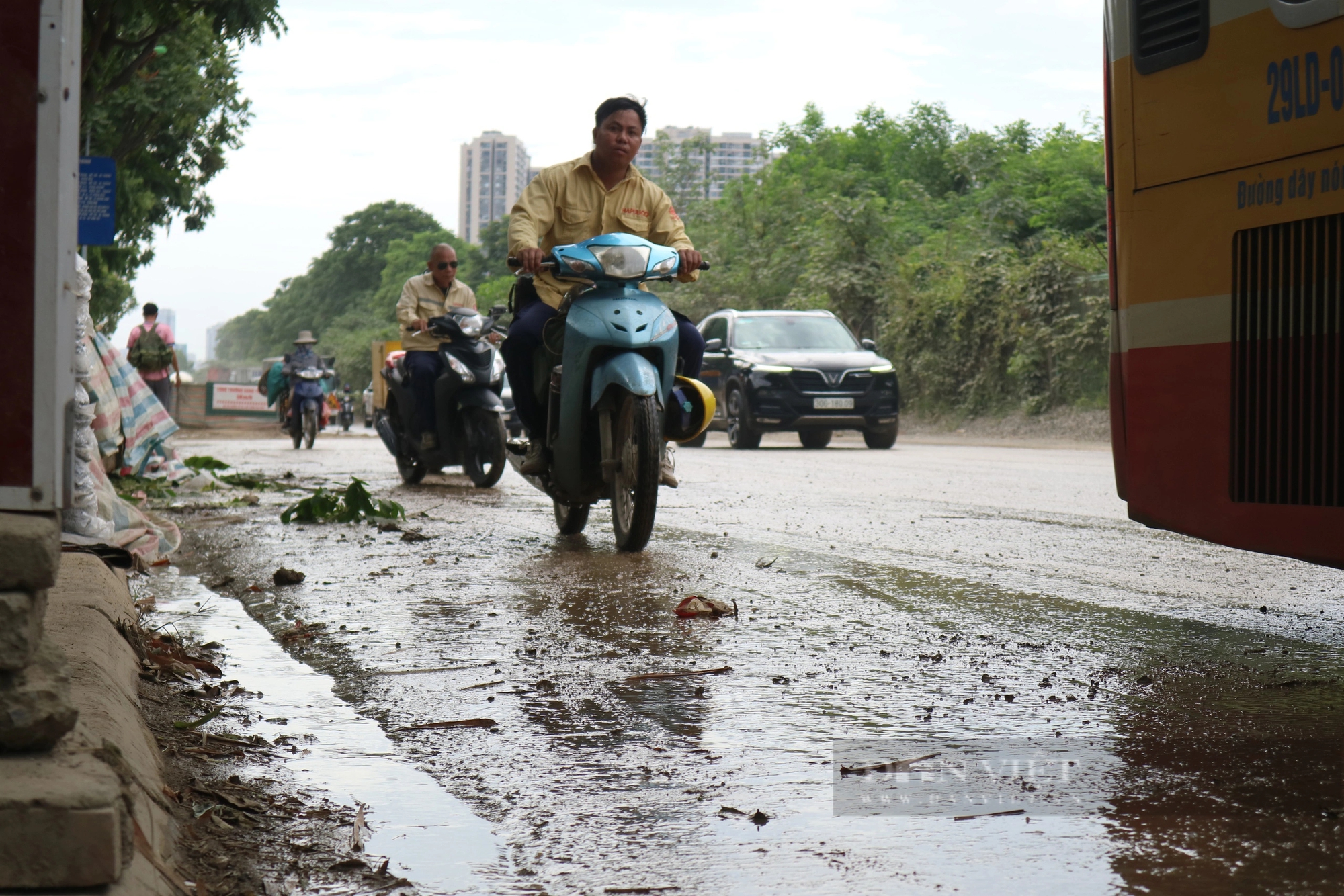 Đường gom đại lộ Thăng Long khi bụi mù mịt, lúc bùn đất lầy lội khiến người dân ngán ngẩm- Ảnh 11.