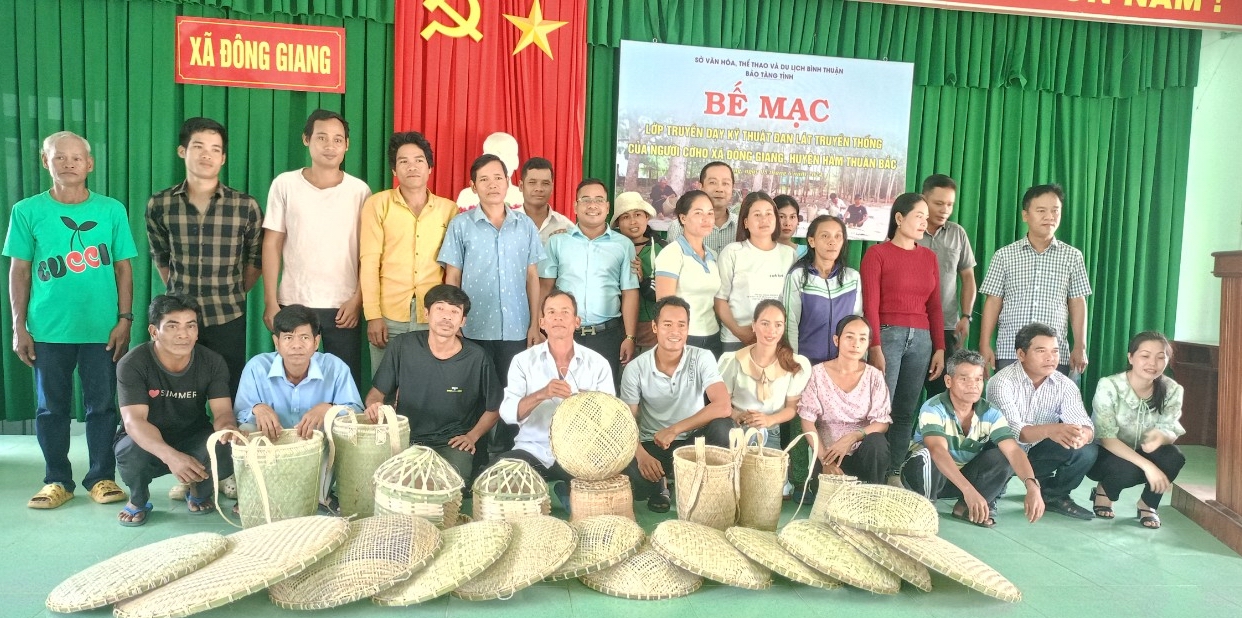 Hội Nông dân một xã ở Bình Thuận mở lớp dạy kỹ thuật đan lát truyền thống cho bà con dân tộc K’ho- Ảnh 1.