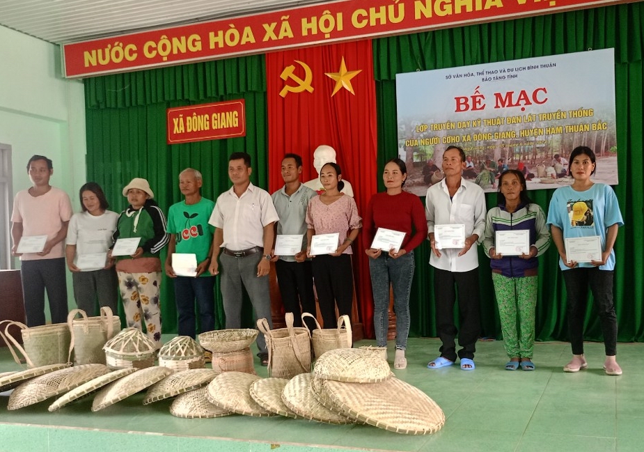 Hội Nông dân một xã ở Bình Thuận mở lớp dạy kỹ thuật đan lát truyền thống cho bà con dân tộc K’ho- Ảnh 2.