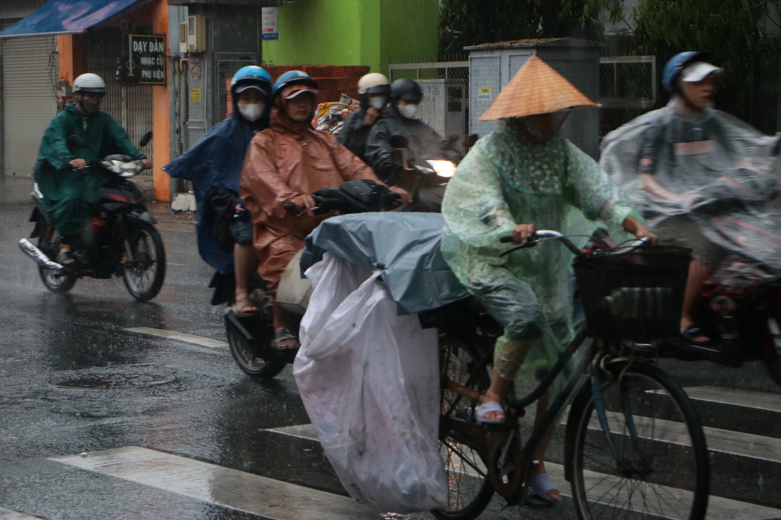 TP.HCM chuẩn bị có mưa to đến rất to, kèm sét và gió lớn- Ảnh 1.