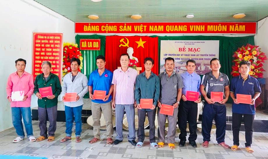 Hội Nông dân một xã ở Bình Thuận mở lớp dạy kỹ thuật đan lát truyền thống cho bà con dân tộc K’ho- Ảnh 4.