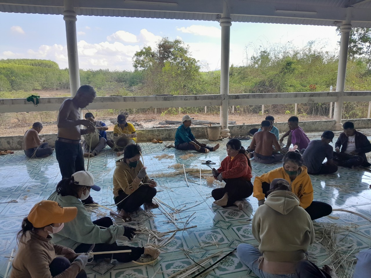 Hội Nông dân một xã ở Bình Thuận mở lớp dạy kỹ thuật đan lát truyền thống cho bà con dân tộc K’ho- Ảnh 3.