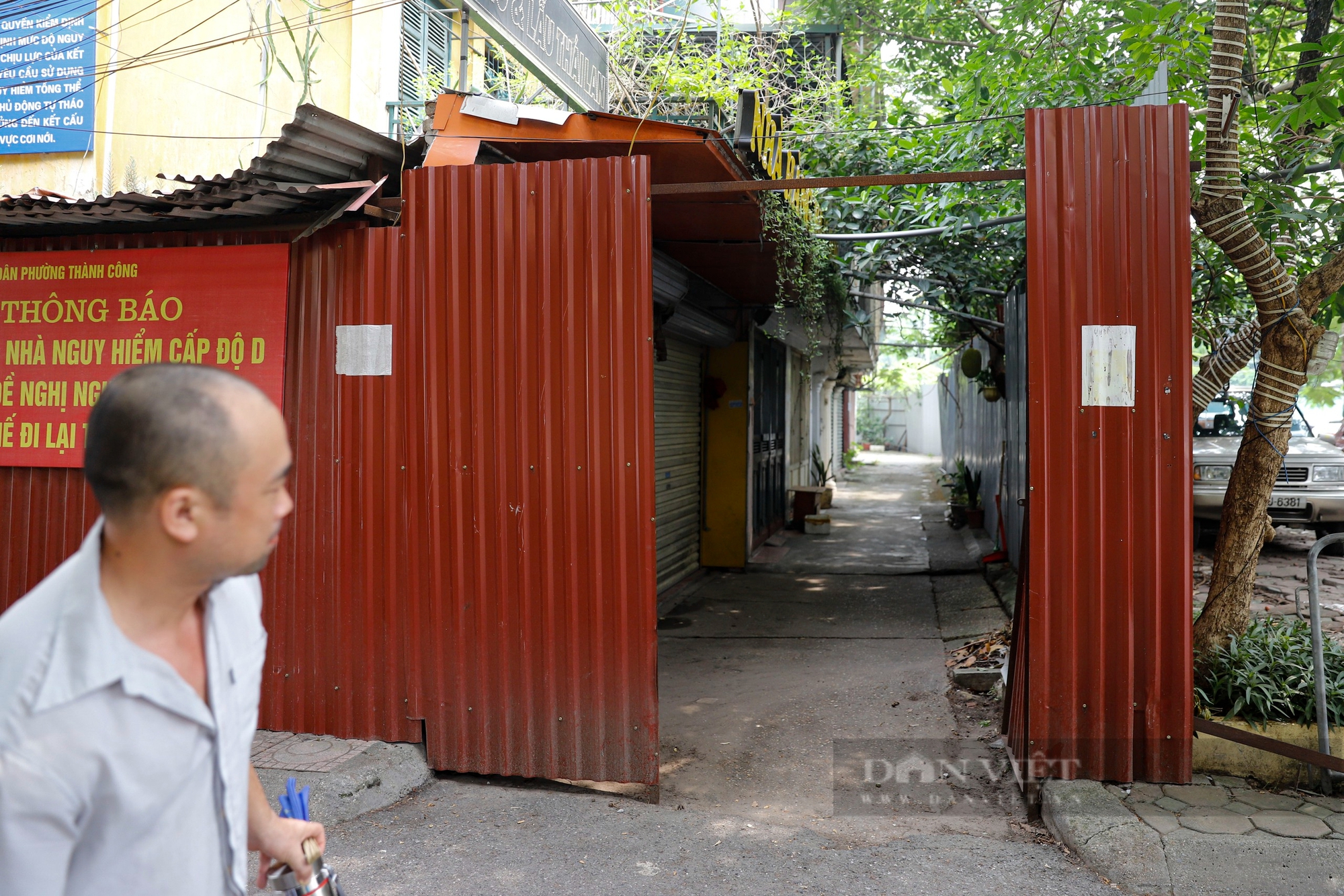 Hiện trạng các khu tập thể chờ sập ở Hà Nội sau hơn 1 năm bị quây tôn cảnh báo nguy hiểm- Ảnh 3.