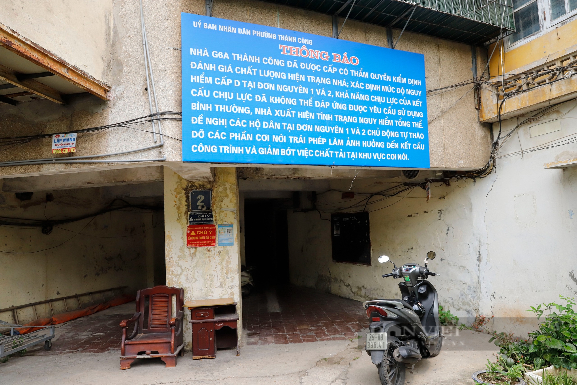 Hiện trạng các khu tập thể chờ sập ở Hà Nội sau hơn 1 năm bị quây tôn cảnh báo nguy hiểm- Ảnh 4.