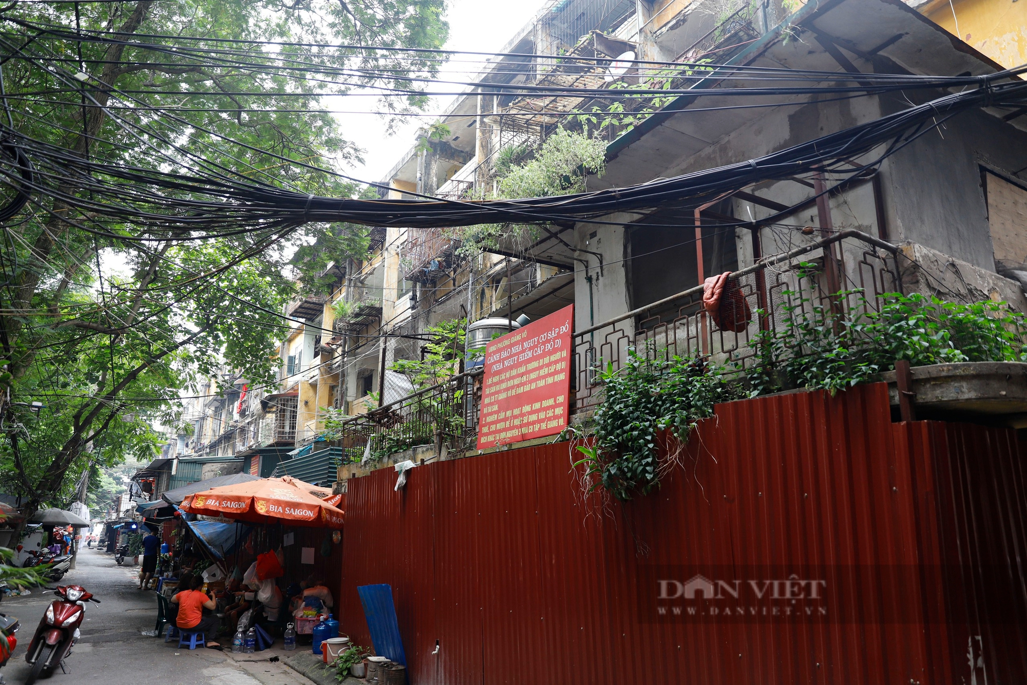 Hiện trạng các khu tập thể chờ sập ở Hà Nội sau hơn 1 năm bị quây tôn cảnh báo nguy hiểm- Ảnh 12.