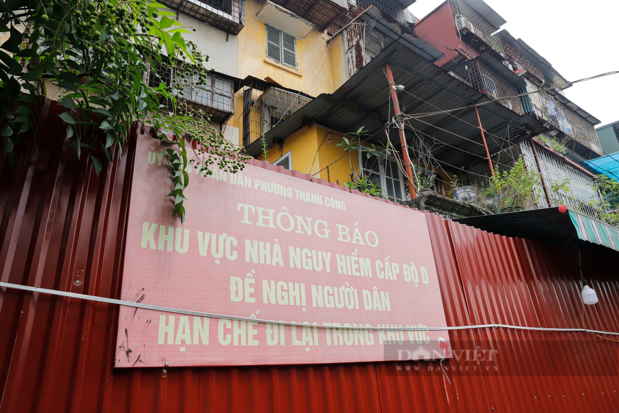 Hiện trạng các khu tập thể chờ sập ở Hà Nội sau hơn 1 năm bị quây tôn cảnh báo nguy hiểm- Ảnh 2.
