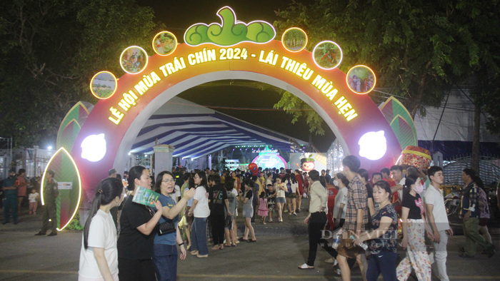 Rất đông du khách tham gia Lễ hội Mùa trái chín năm 2024 tối ngày 15/6. Ảnh: Nguyên Vỹ
