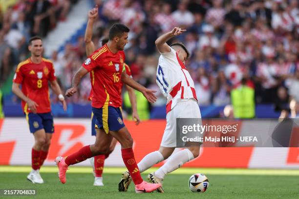 Trọng tài người Anh Michael Oliver gây tranh cãi trong trận Croatia thua Tây Ban Nha- Ảnh 1.