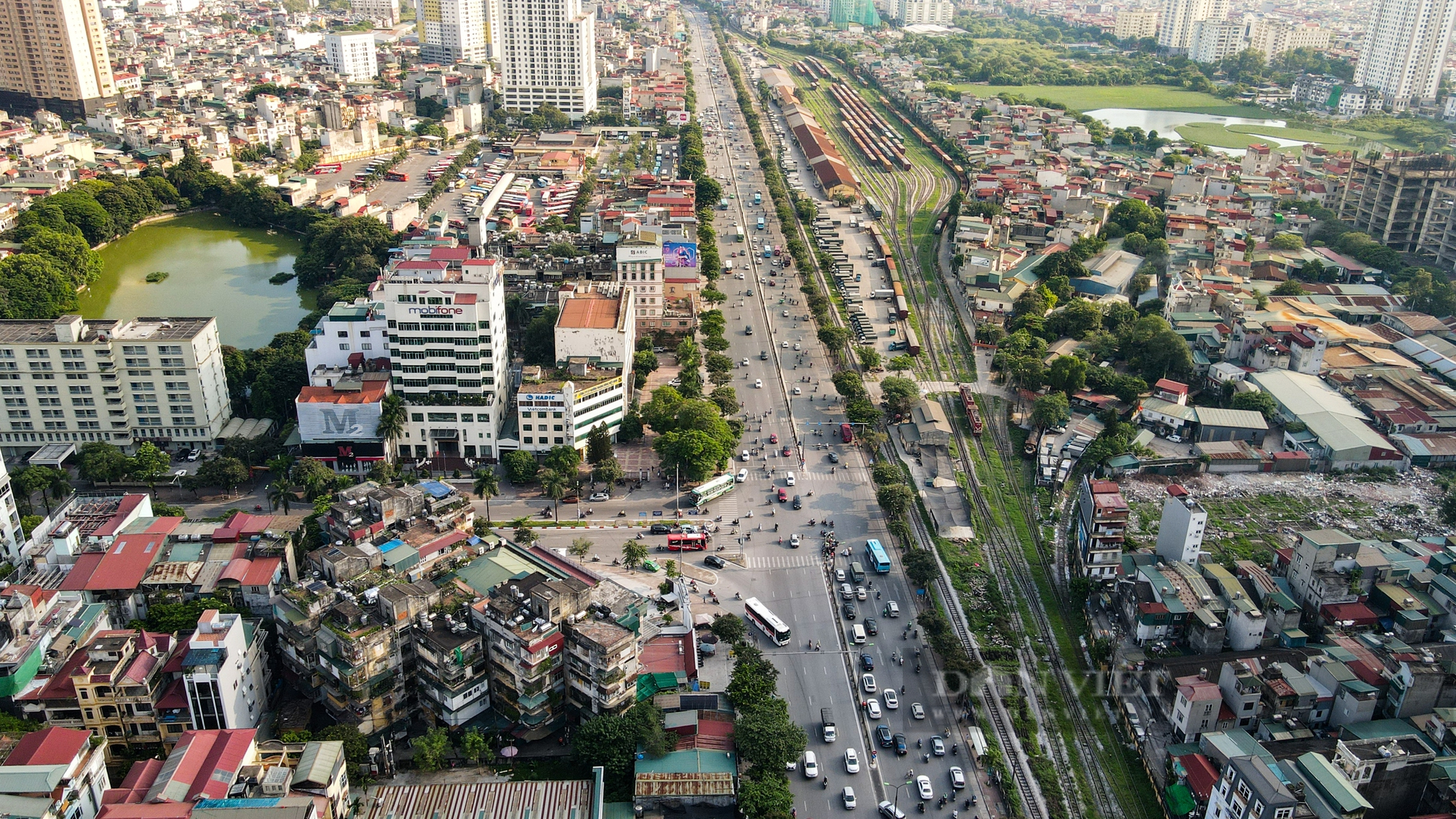 Cấm ô tô rẽ vào đường Kim Đồng (Hà Nội) giờ cao điểm- Ảnh 1.