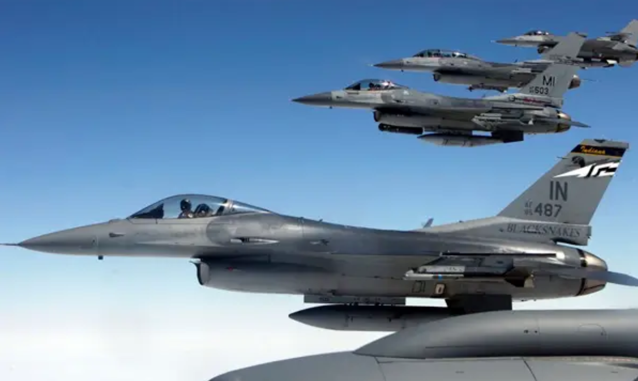 Kremlin lo ngại Ukraine chuẩn bị phi đội F-16 tấn công  Crimea- Ảnh 1.