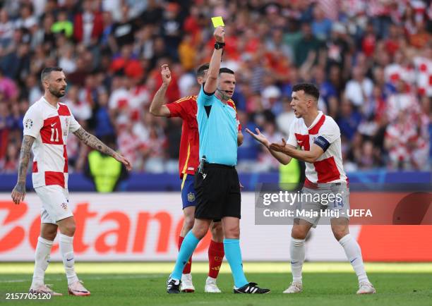 Trọng tài người Anh Michael Oliver gây tranh cãi trong trận Croatia thua Tây Ban Nha- Ảnh 2.