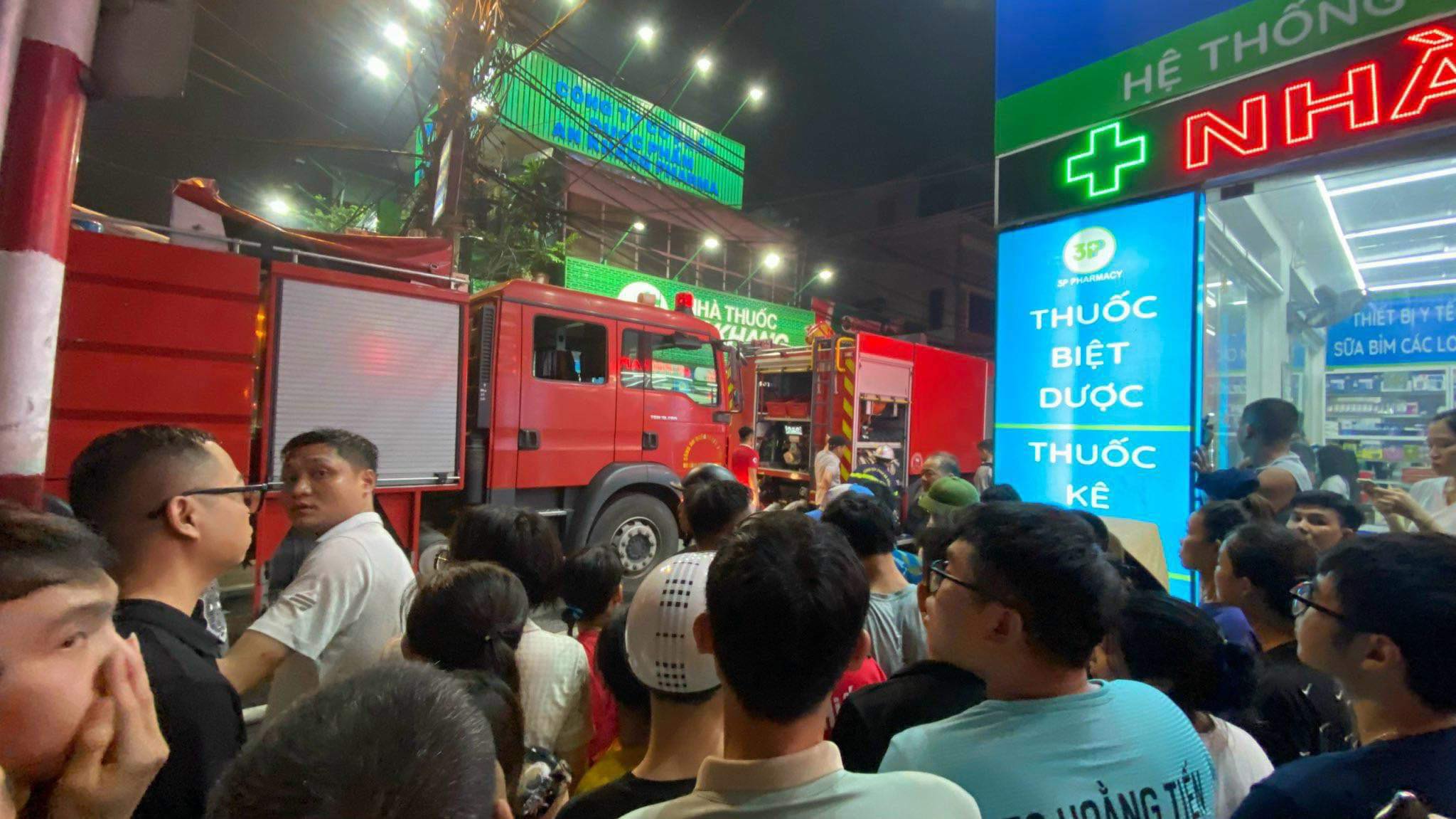 Đang cháy nhà dân ở Định Công Hạ, Hà Nội, nghi có người mắc kẹt- Ảnh 5.