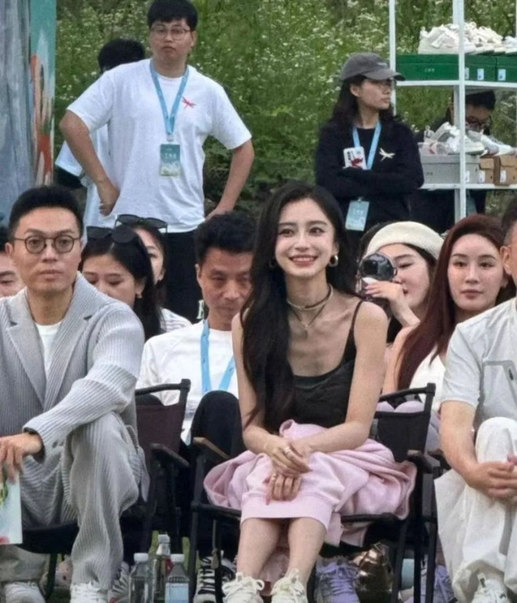 Angelababy khiến fan lo lắng vì thân hình gầy gò- Ảnh 1.