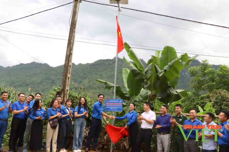 Lai Châu: Trao tặng công trình thanh niên "Đường điện giao thông nông thôn"- Ảnh 1.