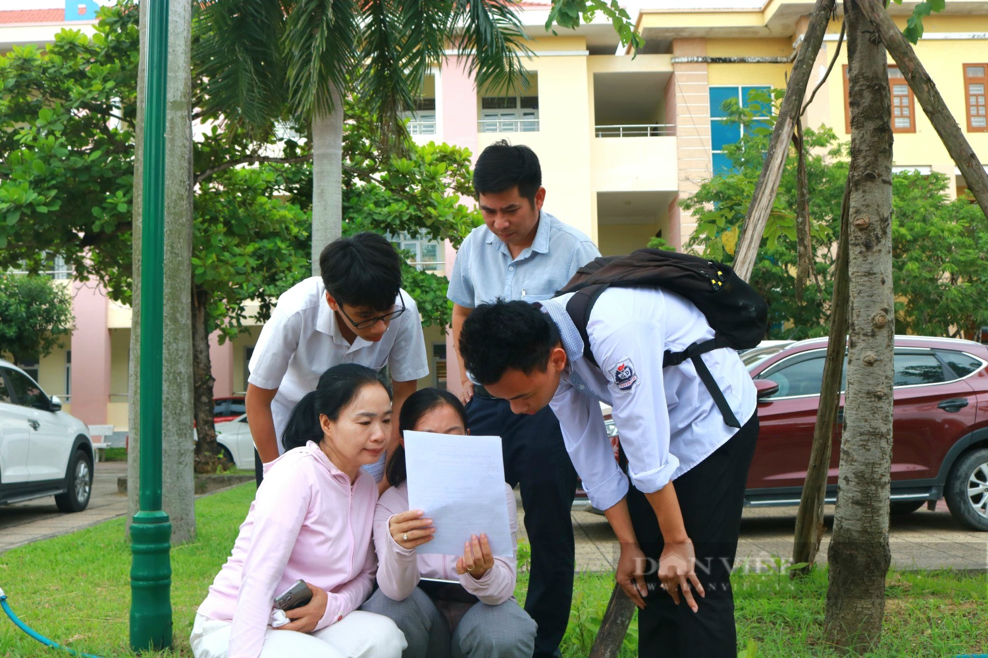 Phụ huynh cùng con hồi hộp chờ điểm thi, điểm chuẩn vào lớp 10 ở Quảng Bình năm 2024- Ảnh 1.