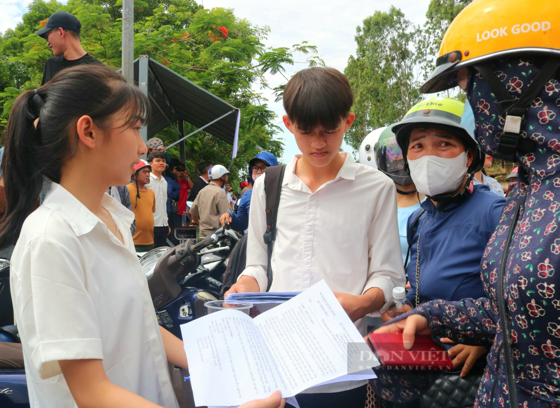 Phụ huynh cùng con hồi hộp chờ điểm thi, điểm chuẩn vào lớp 10 ở Quảng Bình năm 2024- Ảnh 3.