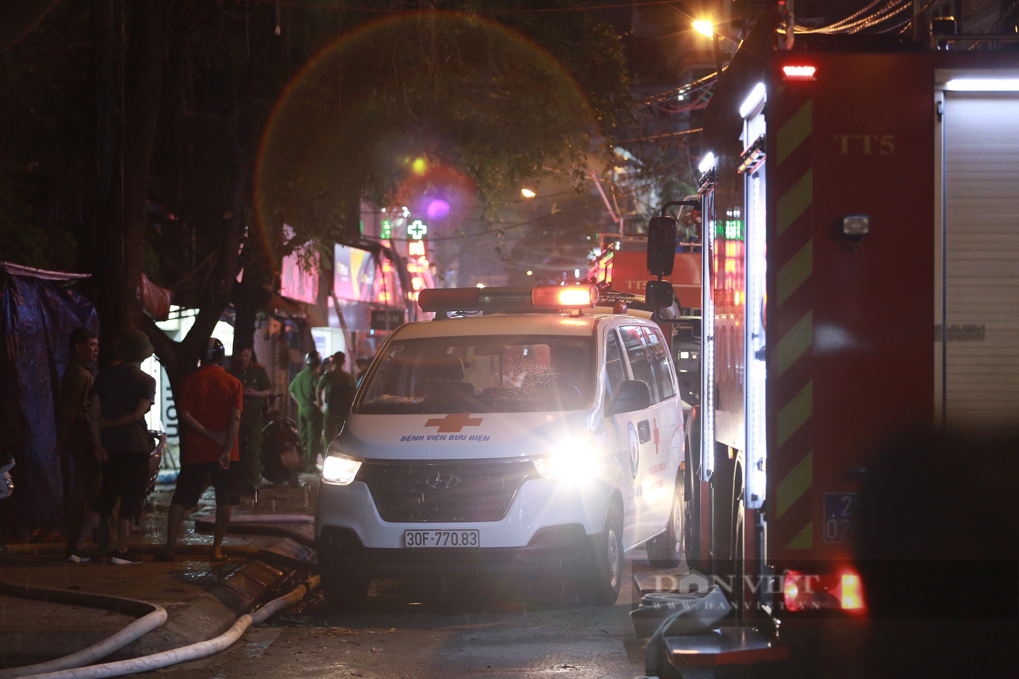 Video: Người dân kể chuyện văng dây cứu 4 người bị nạn trong đám cháy ở Định Công Hạ nhưng bất thành- Ảnh 4.