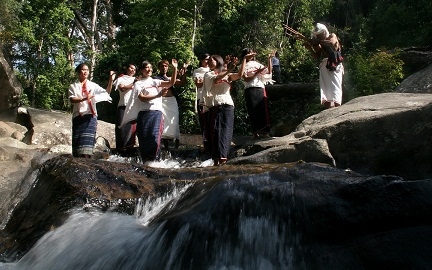 Vô một khu rừng nguyên sinh ở Lâm Đồng có ngọn thác tuôn đầy nước, tên là thác nước kêu, nghe bất ngờ