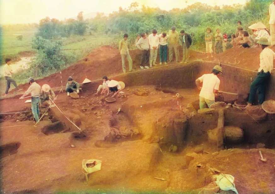 Khai quật 200 mộ cổ, một nhà khảo cổ học Việt Nam lần tìm dấu vết con người Đông Sơn như thế nào?- Ảnh 2.
