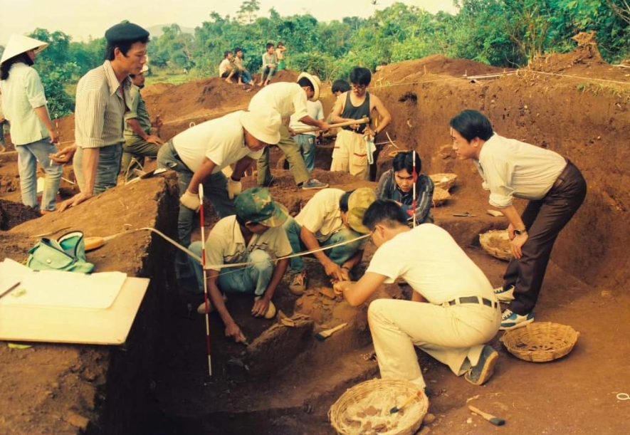 Khai quật 200 mộ cổ, một nhà khảo cổ học Việt Nam lần tìm dấu vết con người Đông Sơn như thế nào?- Ảnh 4.