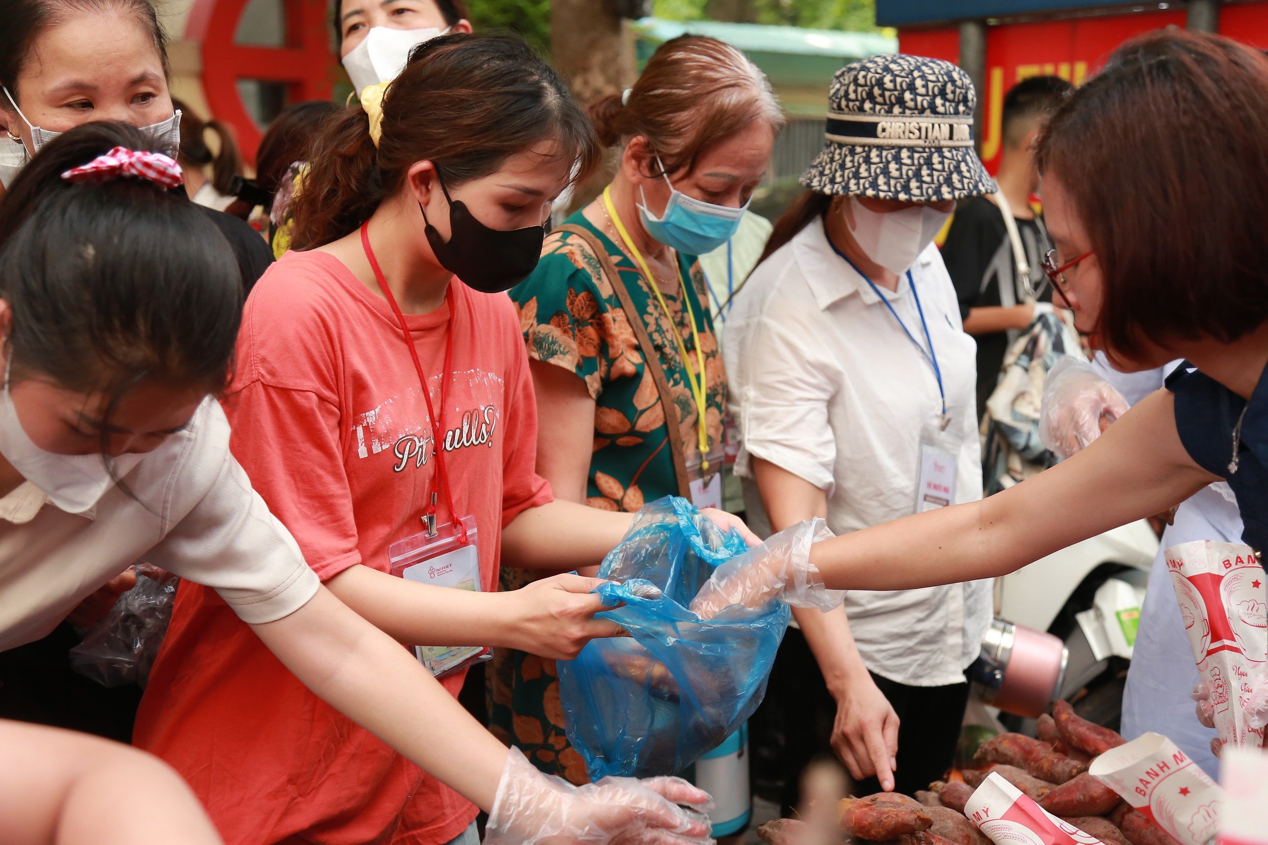 Á khôi Áo dài Việt Nam 2024 Nguyễn Khánh Linh dành tặng hơn 400kg khoai lang cho bệnh nhân hoàn cảnh khó khăn- Ảnh 7.